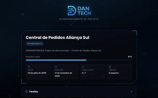 A página de acompanhamento de projeto aberta no navegador, rotulada como projeto de demonstração. Mostra o nome do projeto, a marca "em andamento", uma barra de progresso geral e quatro números: data de início, previsão de entrega, tarefas concluídas e quantidade de anexos.