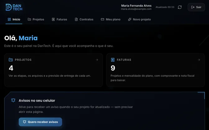 O painel do cliente aberto na tela de início. No topo, a barra com Início, Projetos, Faturas, Contratos, Meu plano e Novo projeto. Abaixo, a saudação e dois cartões lado a lado: um com a contagem de projetos, outro com a de faturas, cada um explicando o que dá para ver e baixar ali.